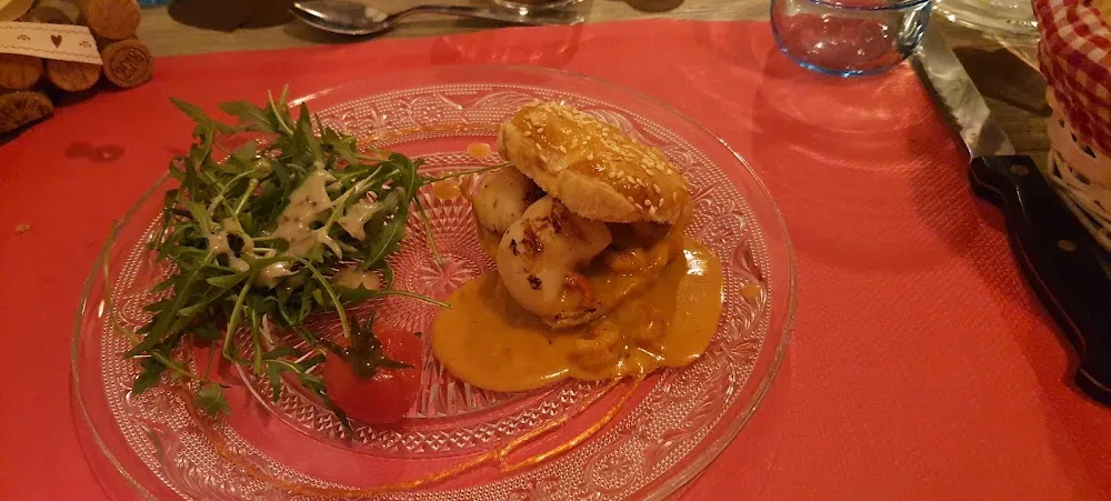 Feuilletée de Coquilles Saint Jacques Crevettes Sauce Écrevisses